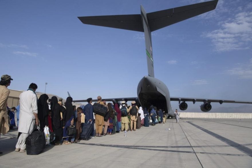 Confirman explosión en el aeropuerto de Kabul tras advertencias de “inminente ataque terrorista”