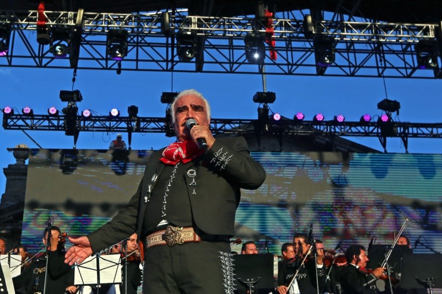 Parece que ya murió. Famosos en oraciones por Vicente Fernández (FOTOS)
