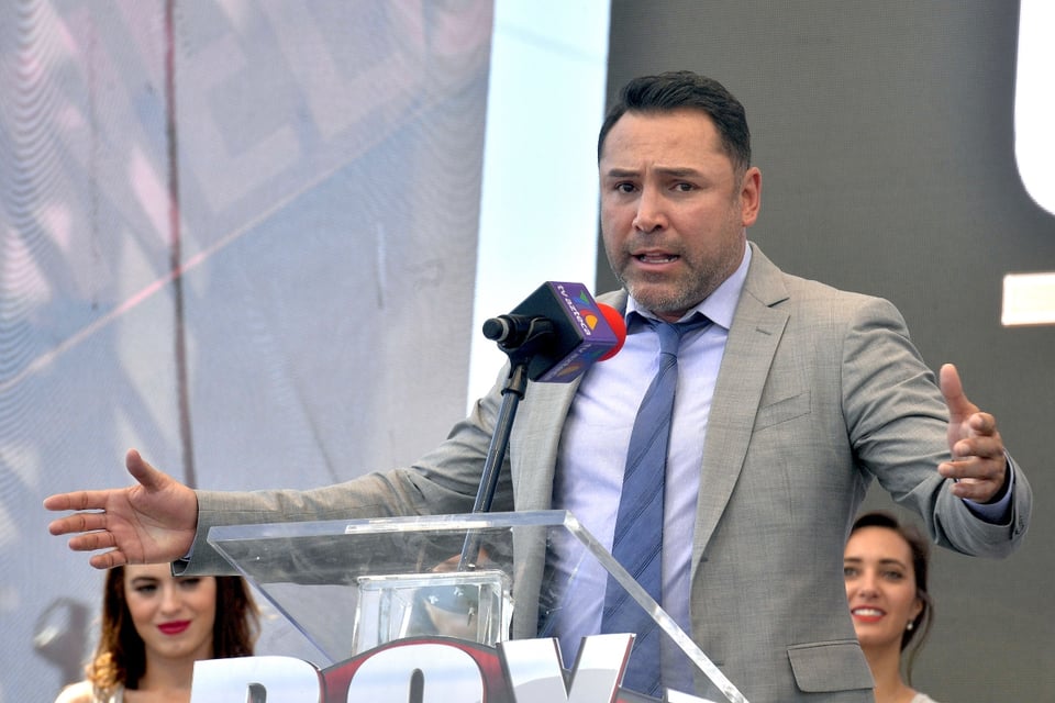 Tras revelar que fue violado a los 13 años, Óscar de la Hoya es hospitalizado por coronavirus featured image