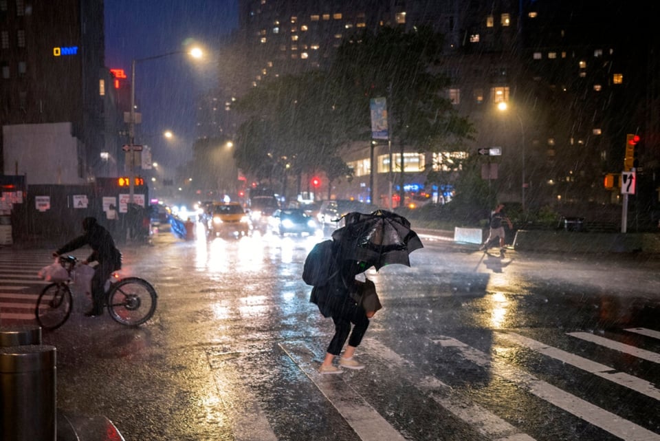Repartidor de comida hispano se hace viral al trabajar durante huracán Ida en Nueva York