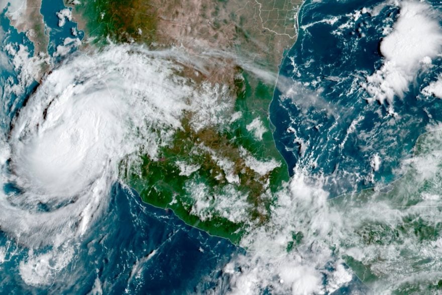 Huracán Olaf desata fuertes lluvias en zona turística de México