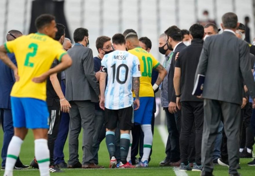 Escándalo, detienen pleno partido de fútbol y quieren deportar a los jugadores (VIDEO)