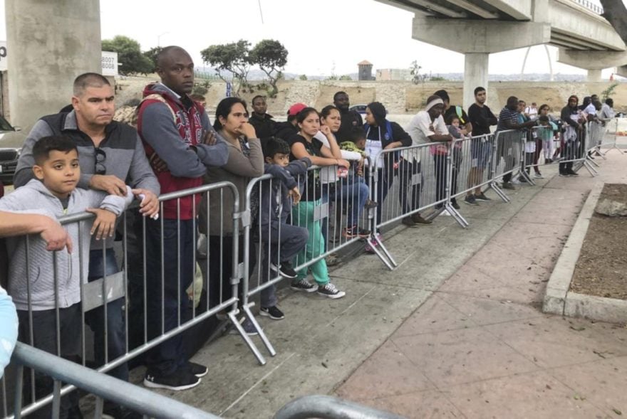 Juez declara ilegal obligar a migrantes a esperar en México