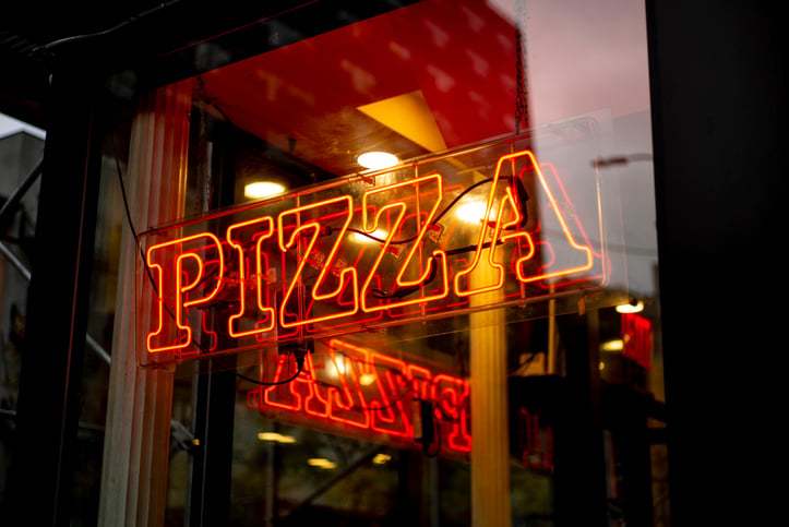 Exhiben a mujer racista en Little Caesars, le grita a empleados mexicanos (VIDEO)
