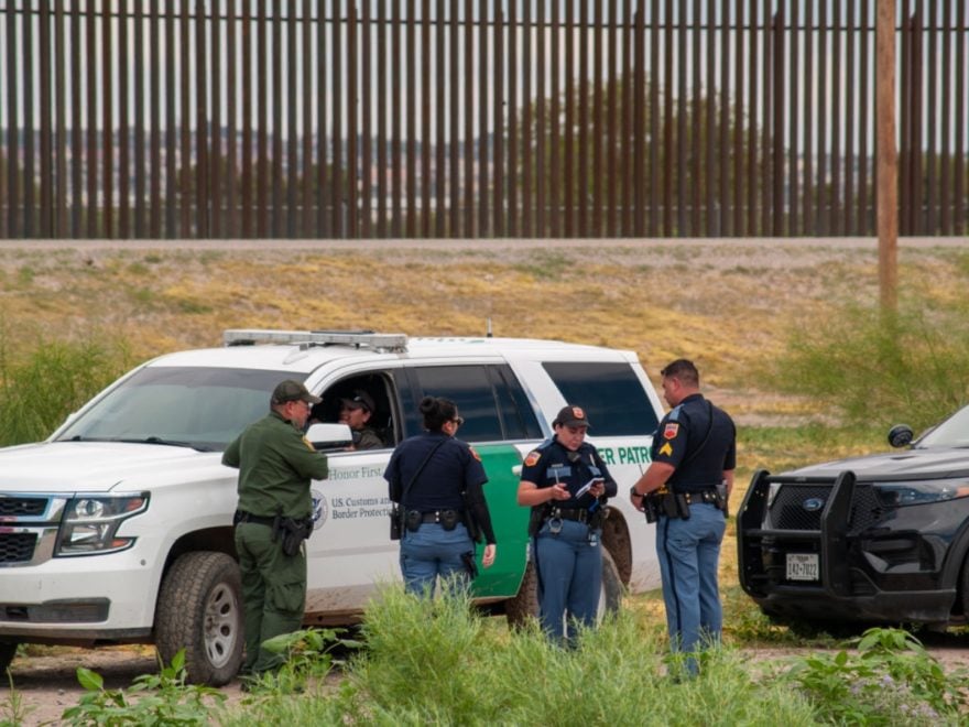Inmigrantes piden un ‘aventón’ y acaban presos en Texas
