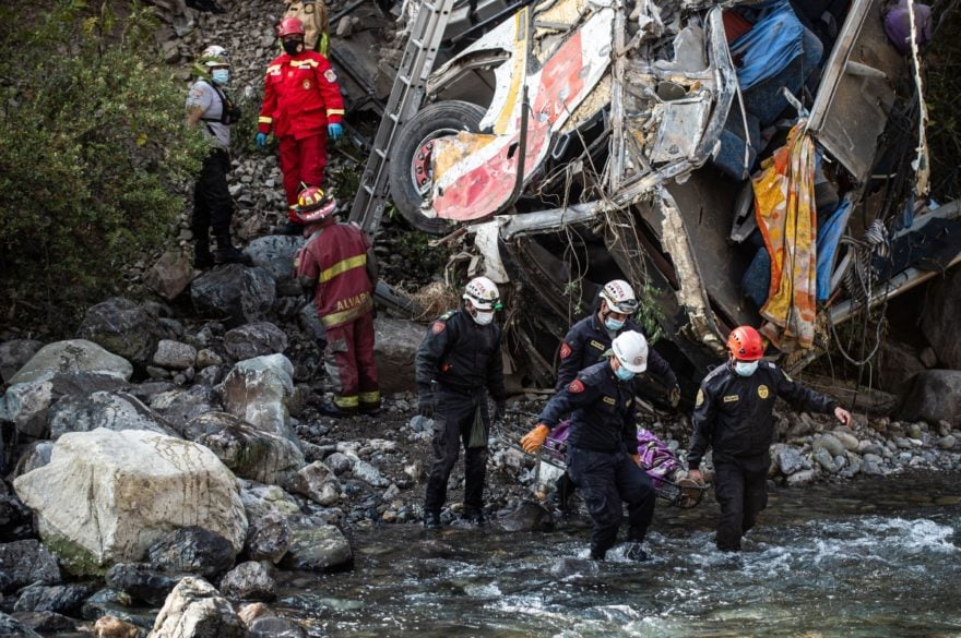 Al menos 33 muertos luego de que se volcara un autobús en Perú