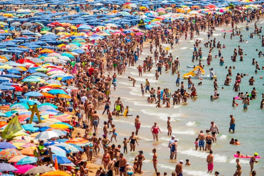 Madre muere después de saltar al mar para rescatar a dos hombres que estaban ahogándose