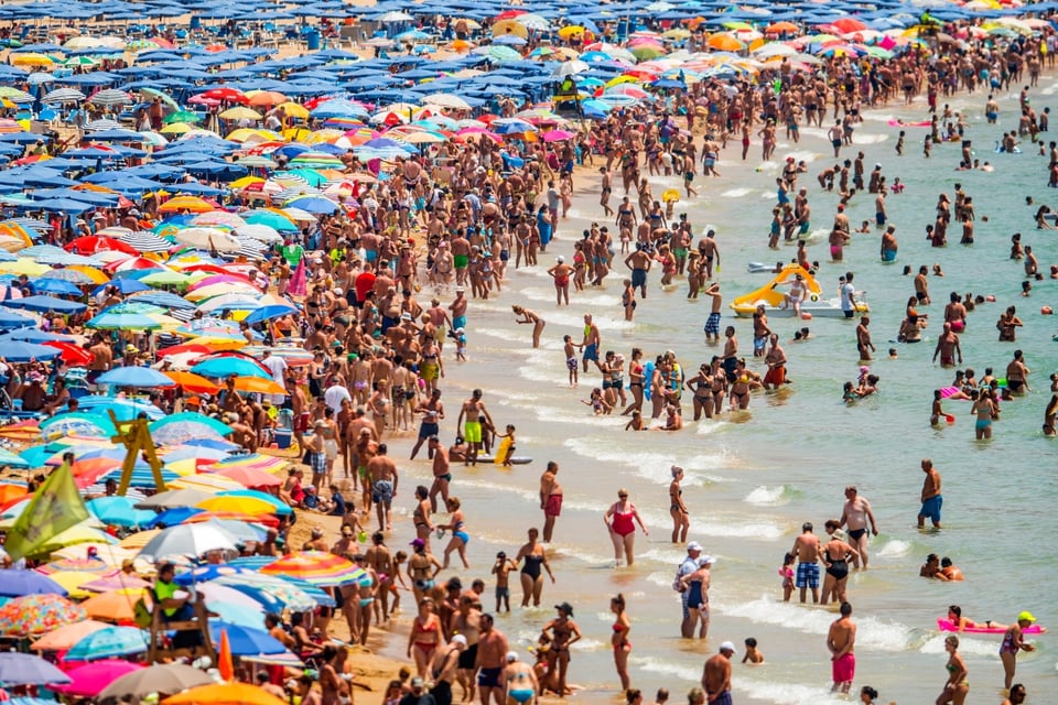 Playas cerradas por bacterias afectan destinos populares en varios estados