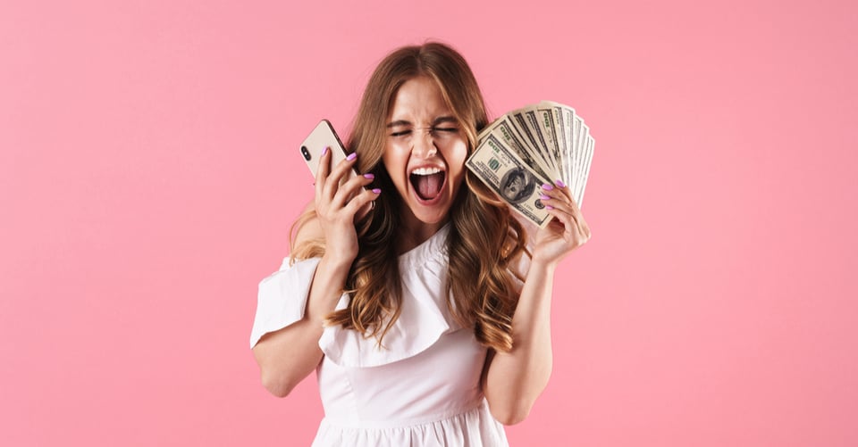teléfono, mujer con teléfono y dinero, dólares, Tecnología, MundoNOW