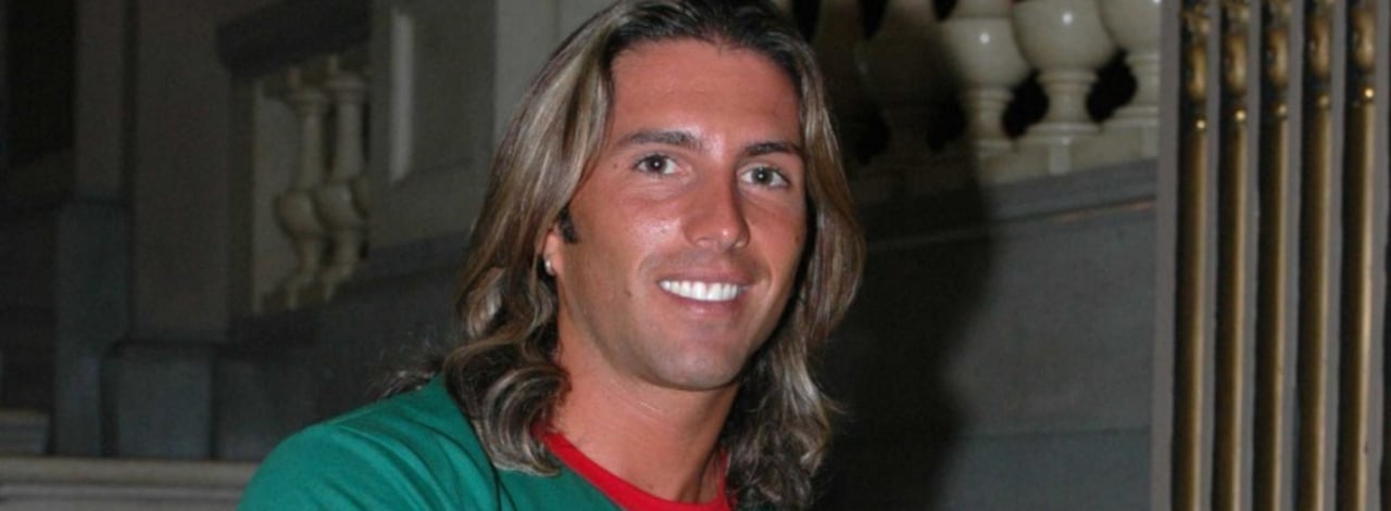 Poncho Denigris anuncia llorando la muerte de un ser querido