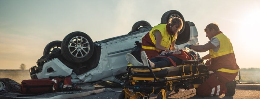 Padre hispano veía las noticias y se entera de lo peor: coche de su familia cae a un barranco de 30 metros (FOTOS)