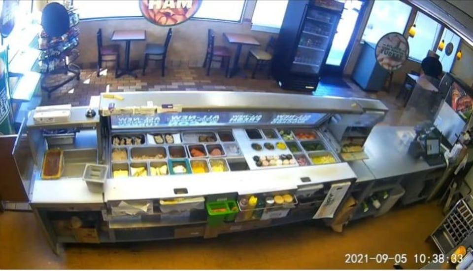 Empleada de Subway dice que fue suspendida tras enfrentarse a ladrón armado (Video) featured image