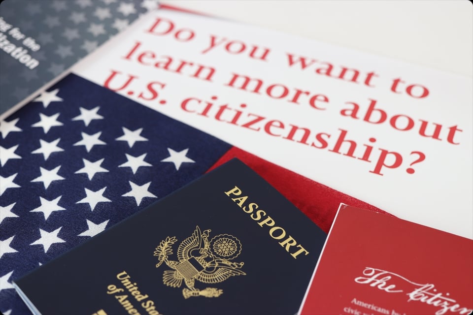Trump plantea cambios en examen de ciudadanía y visas H-1B