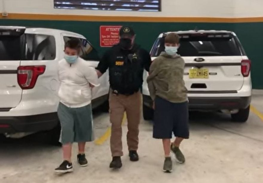 Arrestan a dos estudiantes de Florida por planear tiroteo y acumular armas, municiones y cuchillos