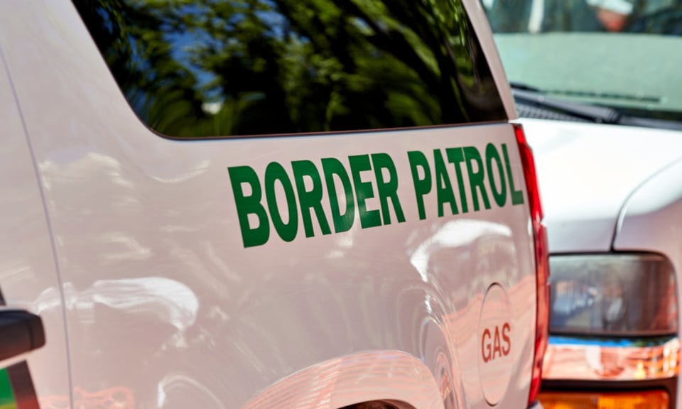 Abandonan a bebé de 3 meses y su hermanita de 2 años en el Río Grande