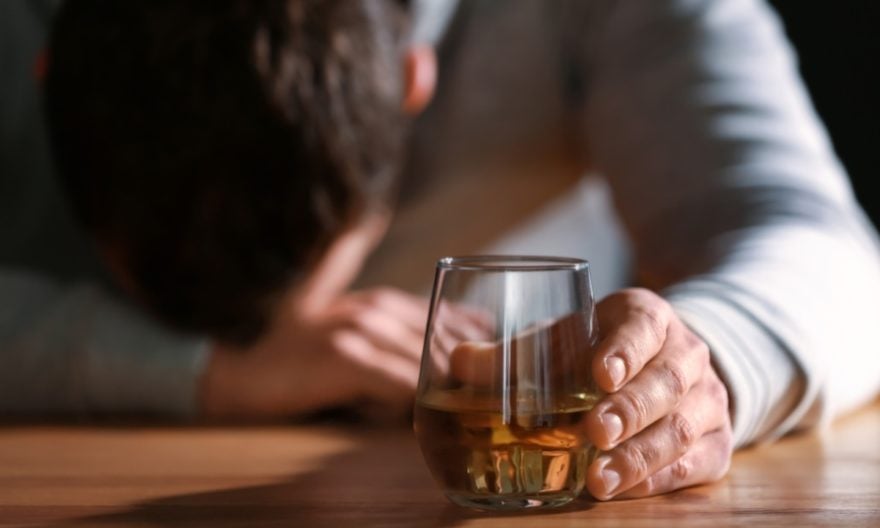 Hombre invita a beber a su amigo, lo emborracha y abusa de él