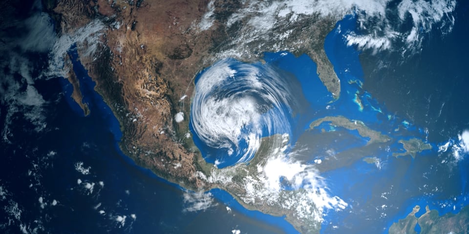 Huracán Larry aumenta su potencia y amenaza con peligrosas olas a costas de EE.UU.