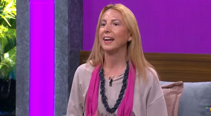 Medium speaks alien language: He was born with that ability