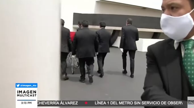 Cuerpo de Luis Echeverría llega a la funeraria