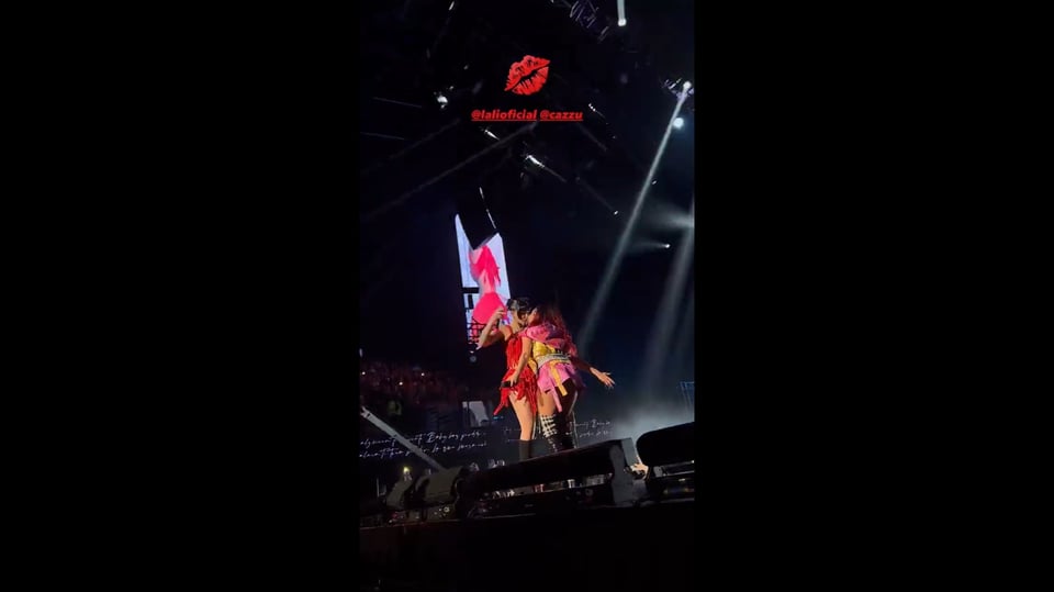 Cazzu besa a otra mujer