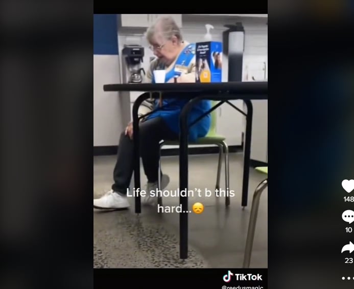 La anciana recibe ayuda