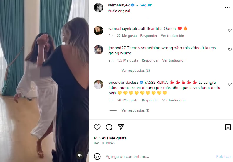 Salma Hayek posa en bata: Mostró de más