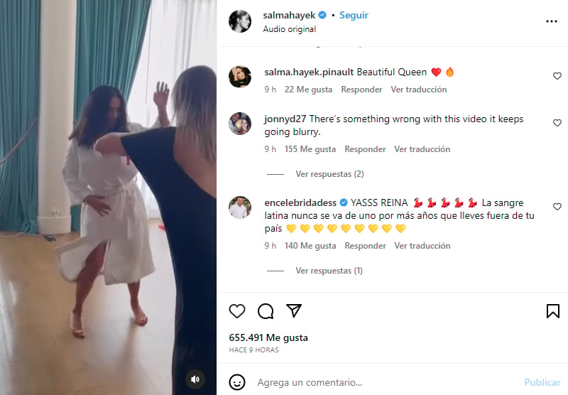 Salma Hayek posa en bata: Se desatan en comentarios