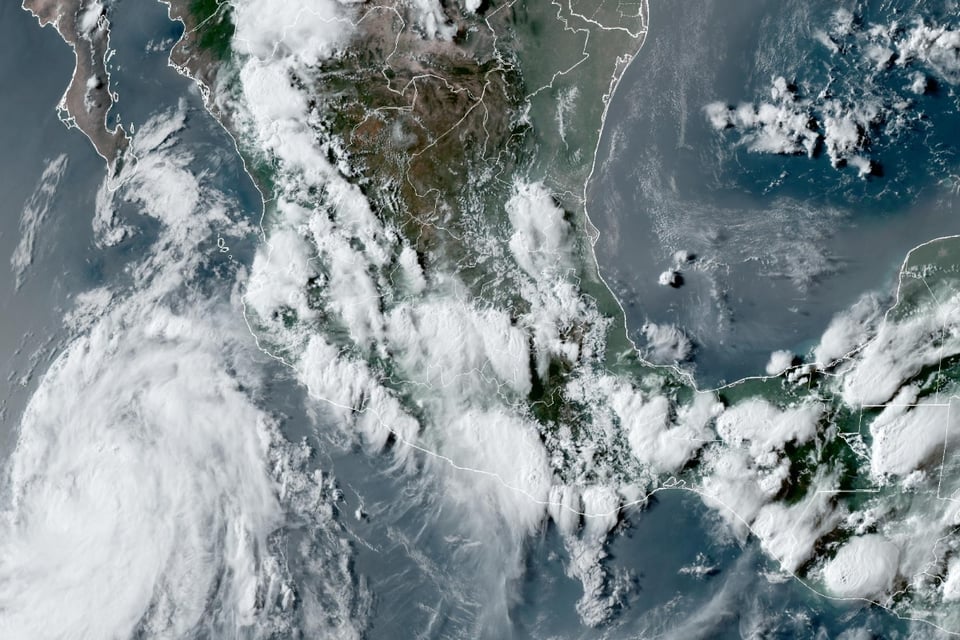 Se forma depresión Tres-E y reportan que intensificó a la tormenta tropical Carlotta