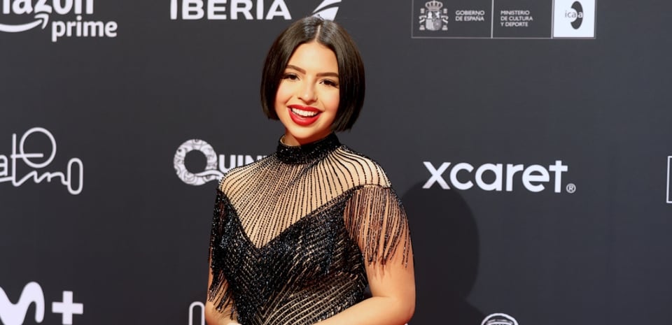 Ángela Aguilar sufre bochornoso accidente en público y desata ola de burlas