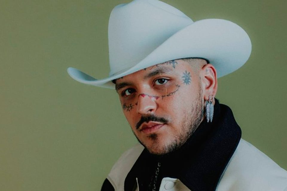 Christian Nodal enfrenta demanda por falsificación de documentos con Universal Music