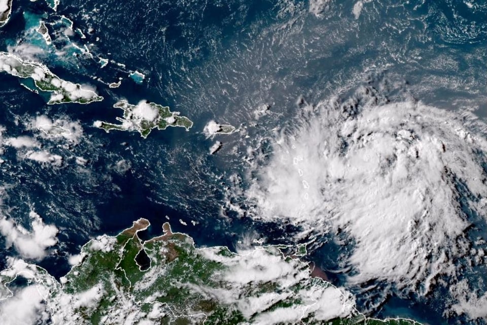 Ernesto se convierte en huracán al norte de Puerto Rico y cientos huyen a refugios