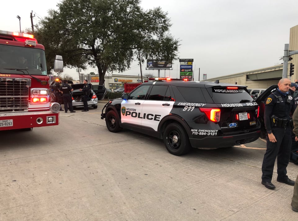 Departamento de Policía de Houston, camión de bomberos, patrullas, oficiales, MundoNOW