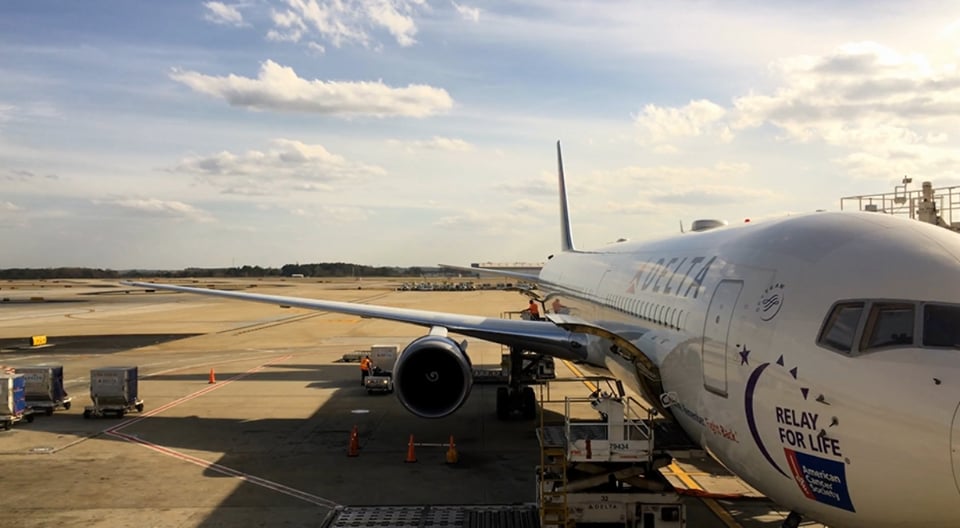Dos muertos y un herido tras la explosión de un neumático en un avión en Atlanta