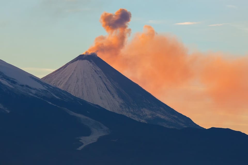 ¡Entra en erupción! Tras sismo de 7, anuncian actividad volcánica en Rusia