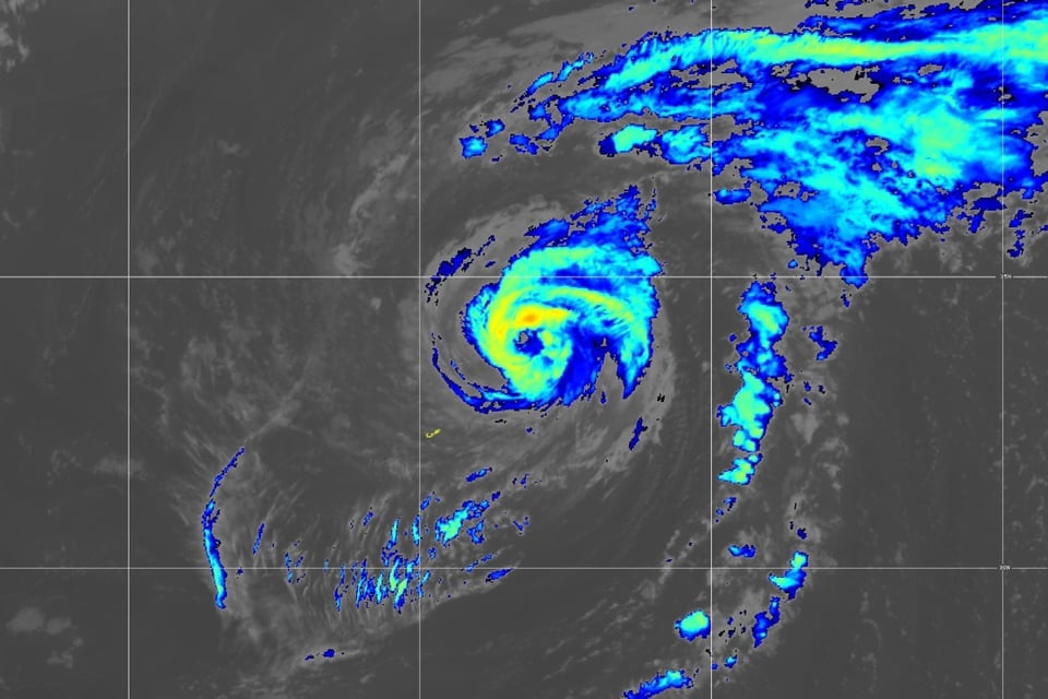 La tormenta tropical Ernesto podría impactar la costa este de EEUU.