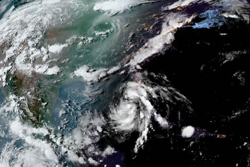 Centro Nacional de Huracanes lanza advertencias por tres tormentas