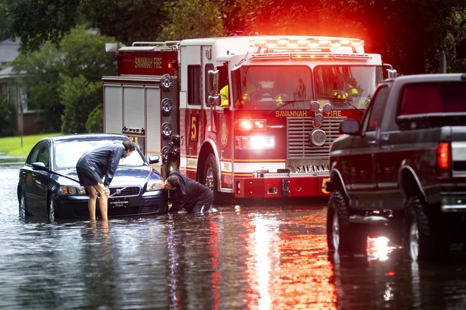 Confirman cinco muertos y lluvias torrenciales en el sureste de EEUU por la tormenta Debby