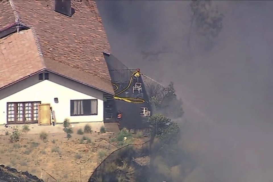 ¡Terror en California! Incendio forestal causó evacuaciones y quema de viviendas