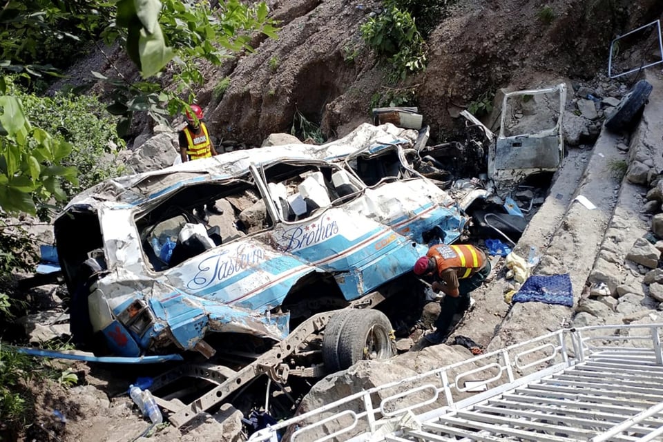 Reportan la muerte de 35 personas tras accidente de autobús en Pakistán
