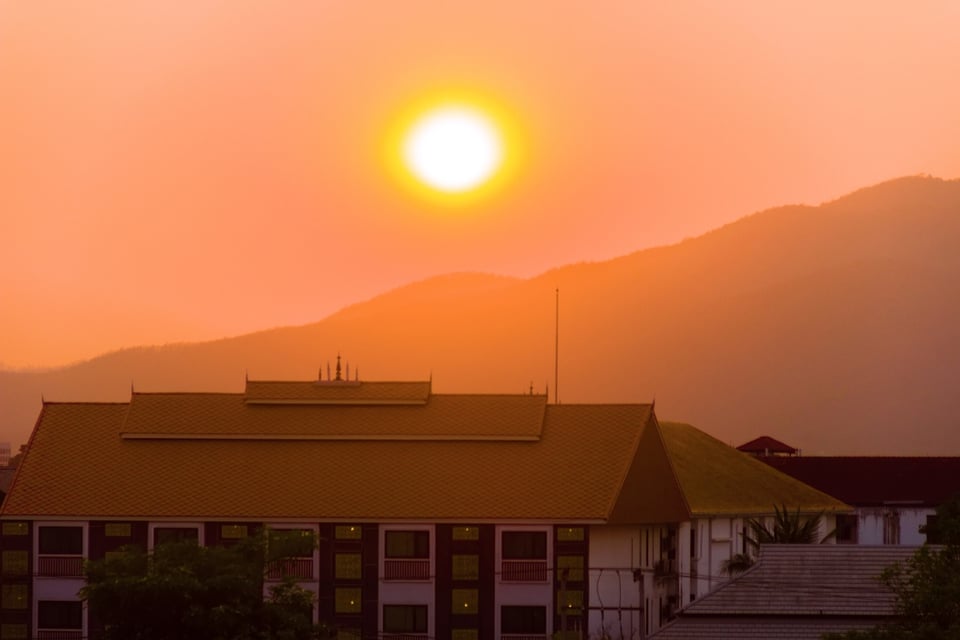 ¿El apocalipsis? Captan como el Sol se ‘parte’ a la mitad en China