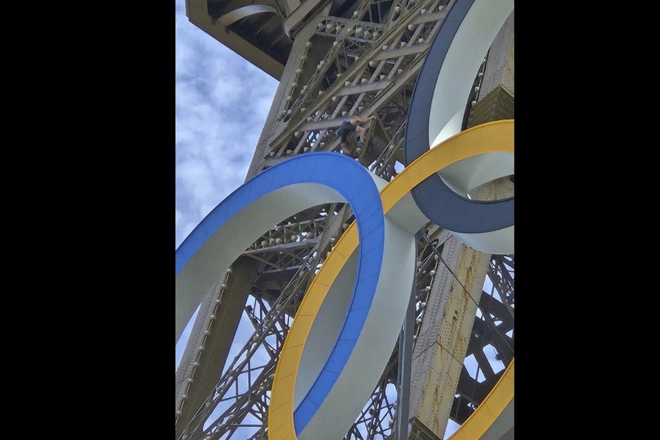 Evacuan la torre Eiffel después de que un hombre comenzara a escalarla en el último día de los Juegos Olímpicos