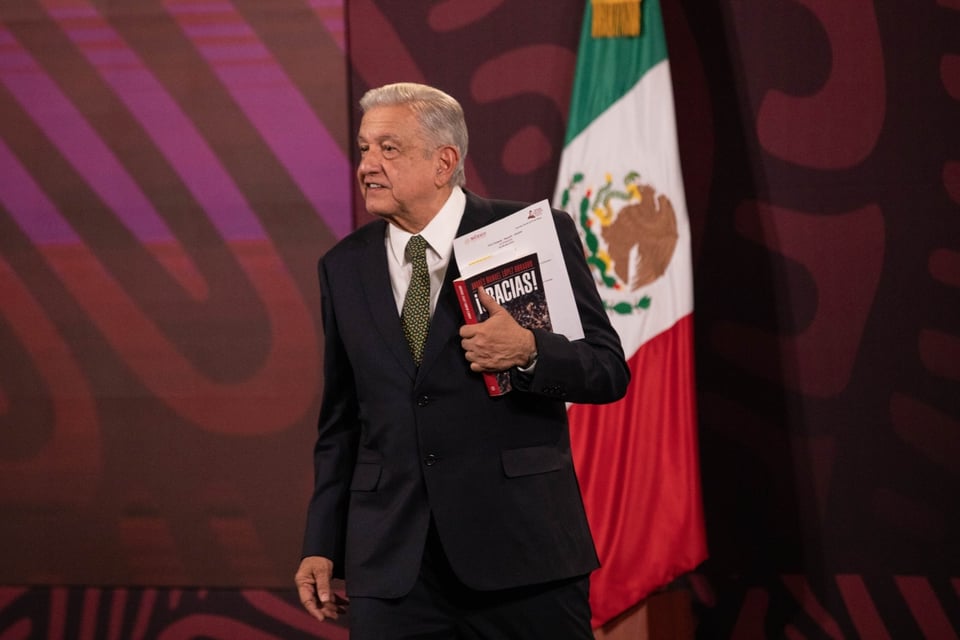 AMLO hace inesperada rifa en su último día como presidente