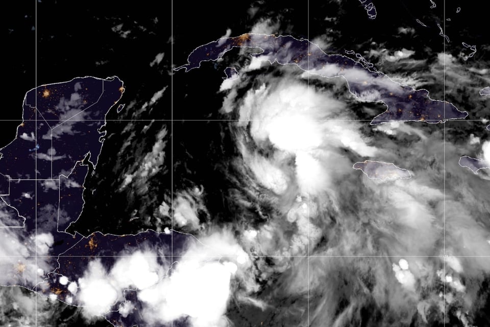 Estados Unidos en alerta por tormenta tropical que se espera se convierta en huracán