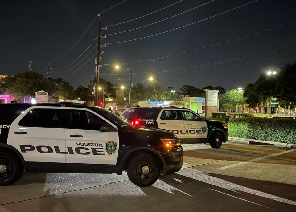 Departamento de Policía de Houston, dos patrullas, Houston de noche, Texas, MundoNOW
