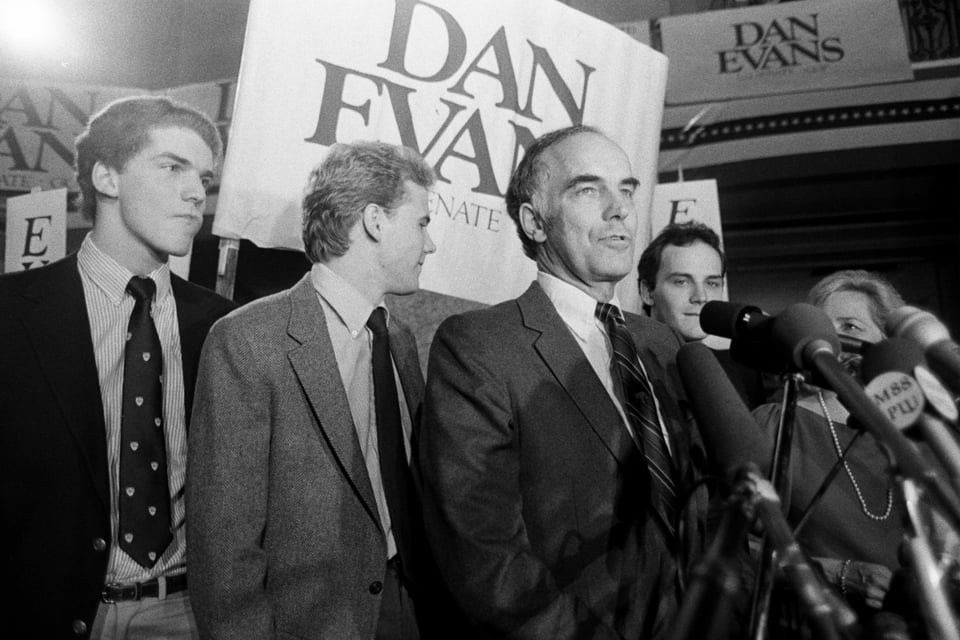 Golpe a los republicanos: Dan Evans, exgobernador de Washington y senador, muere a los 98 años