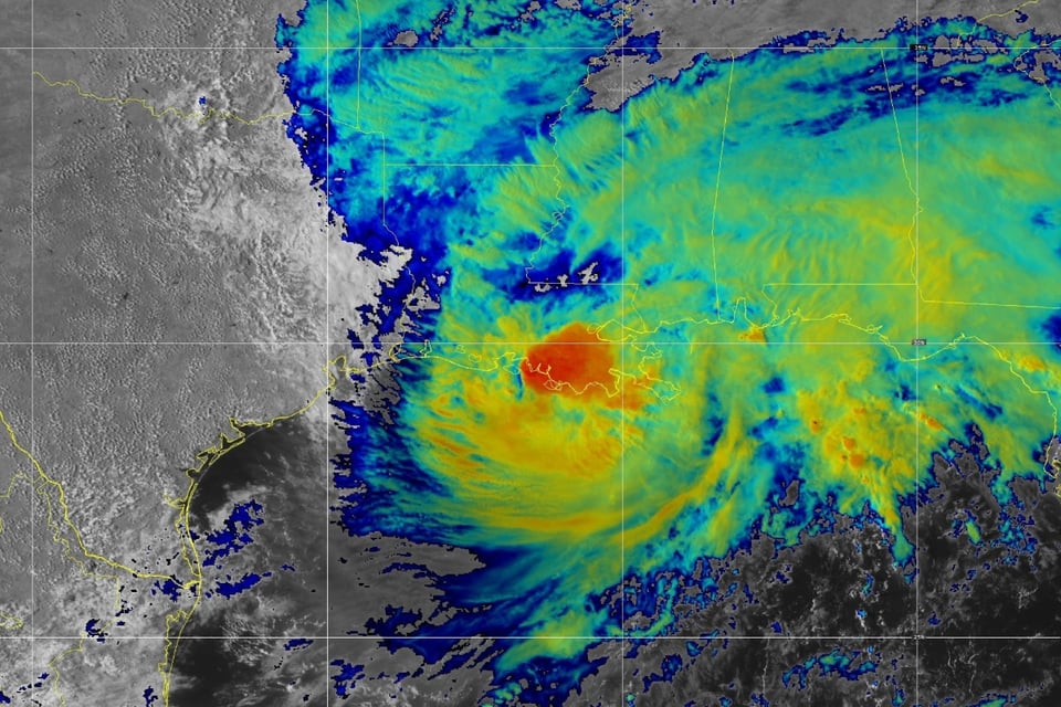 Huracán Francine se eleva a categoría 2 y lanzan advertencias en zonas del país