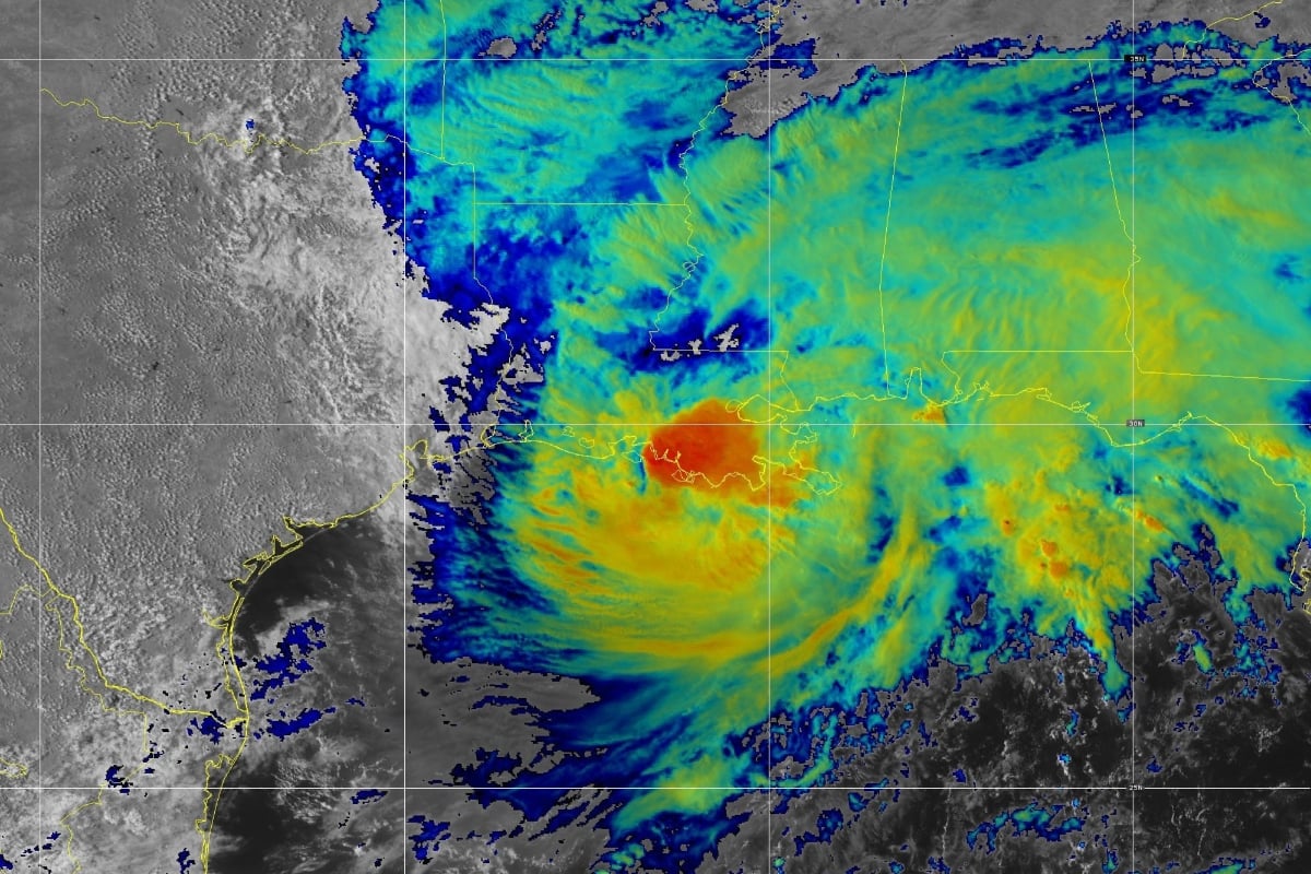 Huracán Francine se eleva a categoría 2 y lanzan advertencias en zonas del país