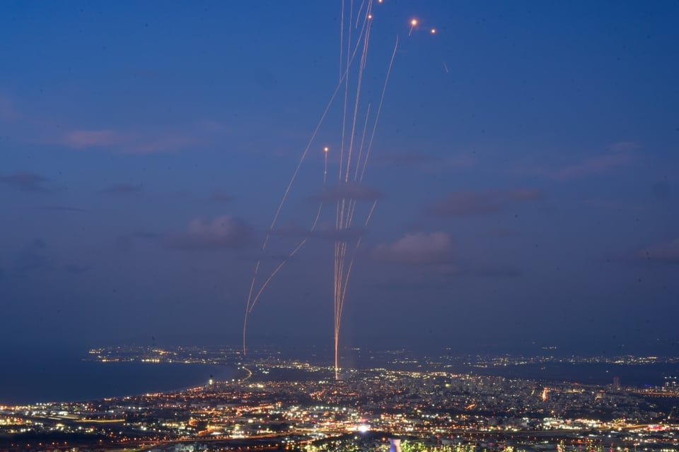 Israel lanza ola de ataques y provoca desplazamiento de miles en Líbano