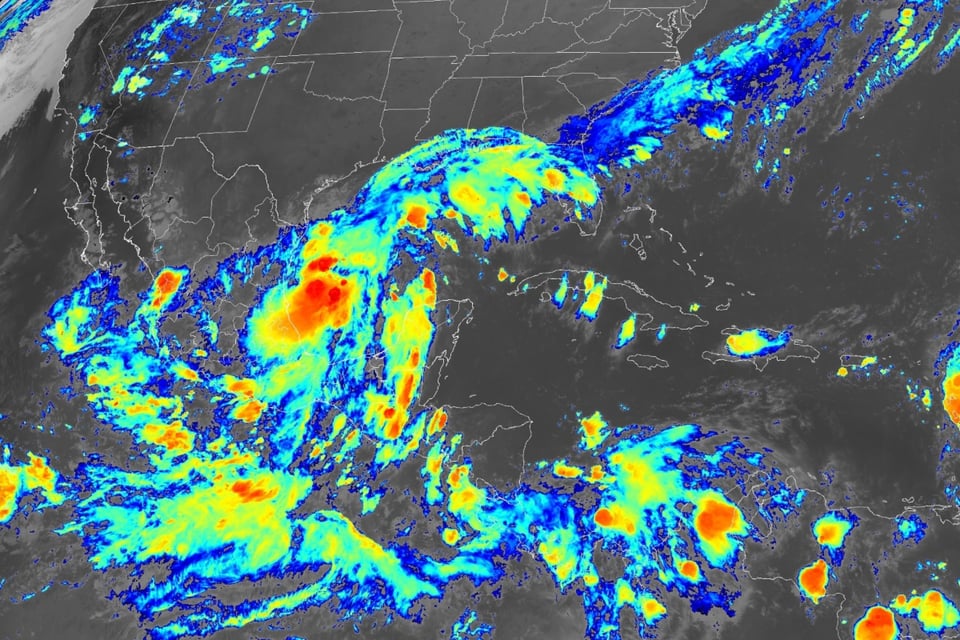 Se activan alertas por posible ciclón tropical en el Golfo de México