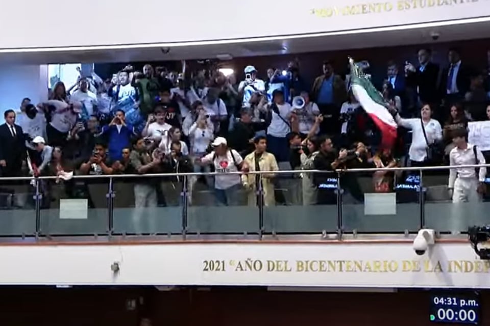 Crisis en México: ‘asaltan’ sede del Congreso y hacen huir a senadores (FOTOS Y VIDEOS)